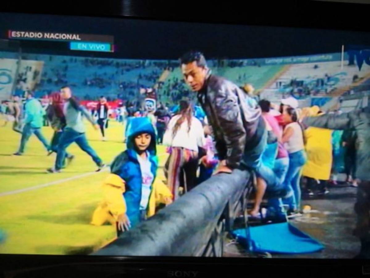 ¡Muertos, heridos y desmayados! El caos dentro y fuera del Estadio Nacional