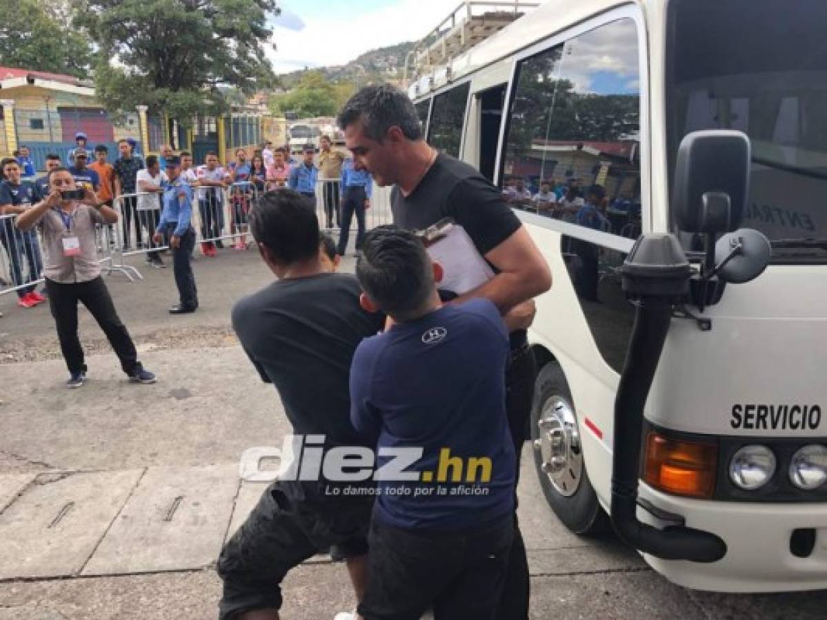 El abrazo a Diego y la elegancia de los árbitros: El ambientazo que se vive en el estadio Nacional