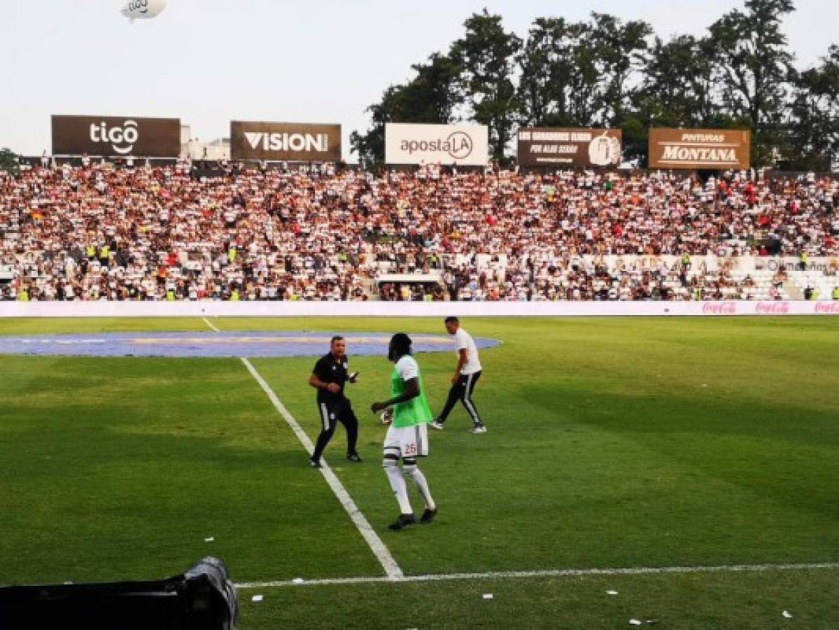 Locura total en Paraguay: Así fue el debut oficial de Adebayor con el Olimpia en un clásico