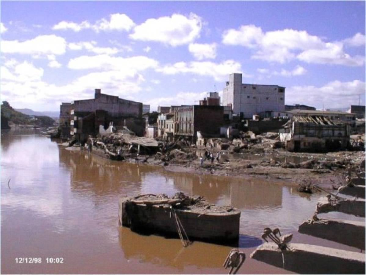 Tenebrosas fotos: Se cumplen 20 años del mortífero paso del Huracán Mitch por Honduras