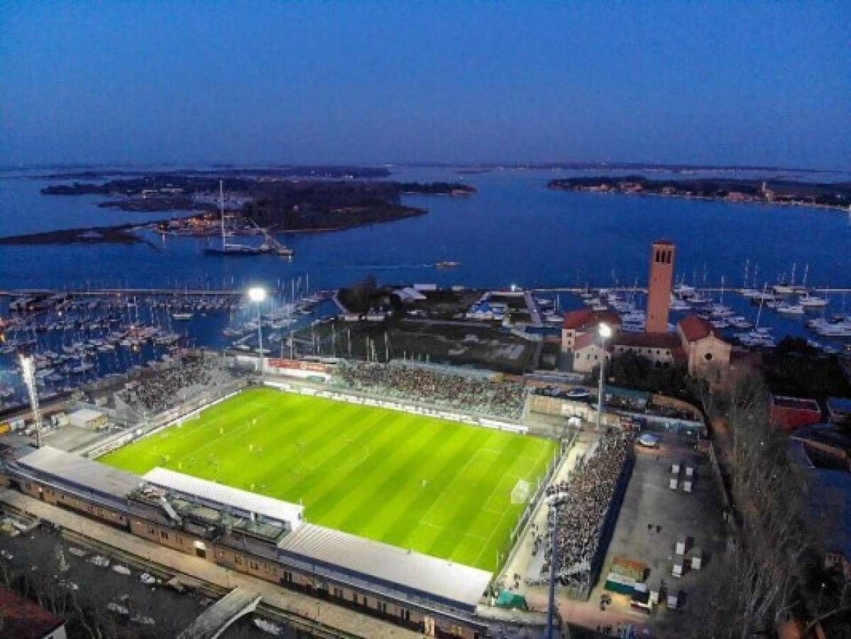 El maravilloso estadio de un club que regresa a la Serie A tras casi 20 años: solo se puede llegar en bote
