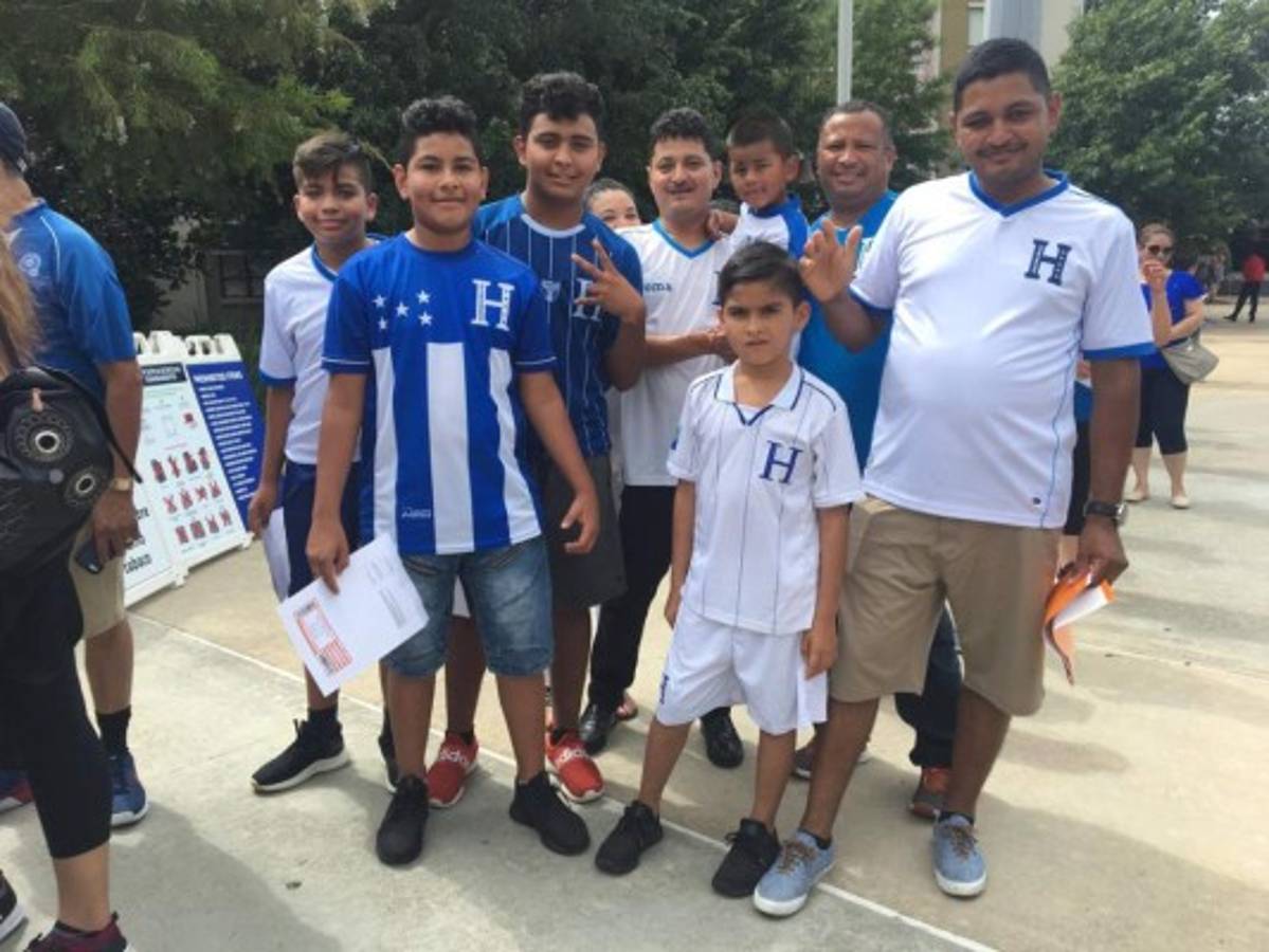 Esposa de Emilio Izaguirre deslumbra en juego de Honduras ante Curazao por la Copa Oro 2019