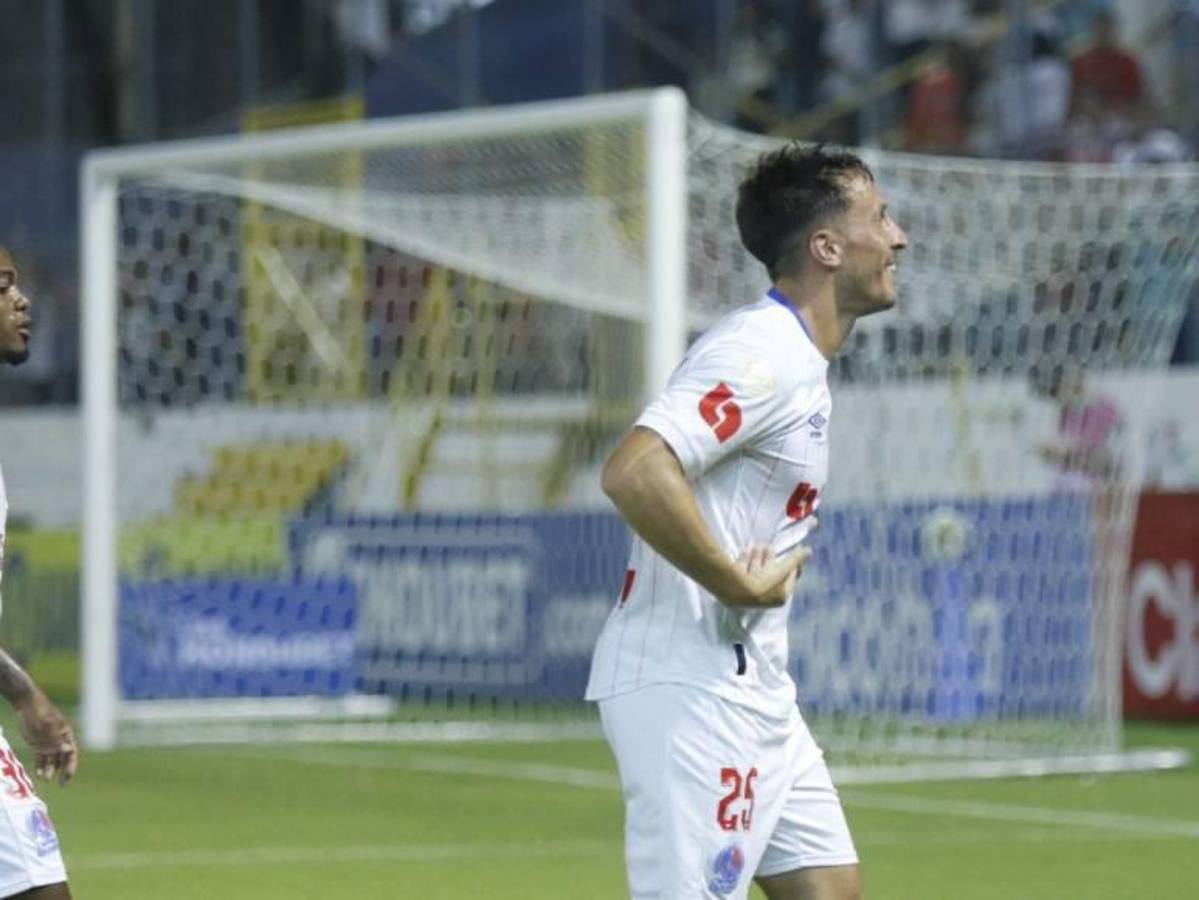 Beso de Troglio a la figura, “Chelito” se roba el show y ¿quién es la vendedora que cautivó en juego del Olimpia?