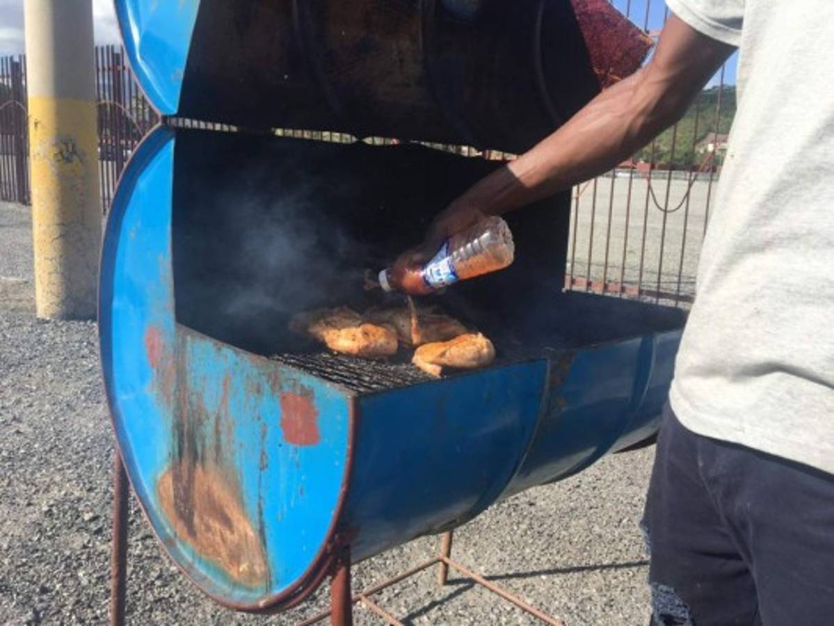 ¡Pollo asado y sopas! El ambiente en afueras del Independence Park previo al Jamaica-Honduras
