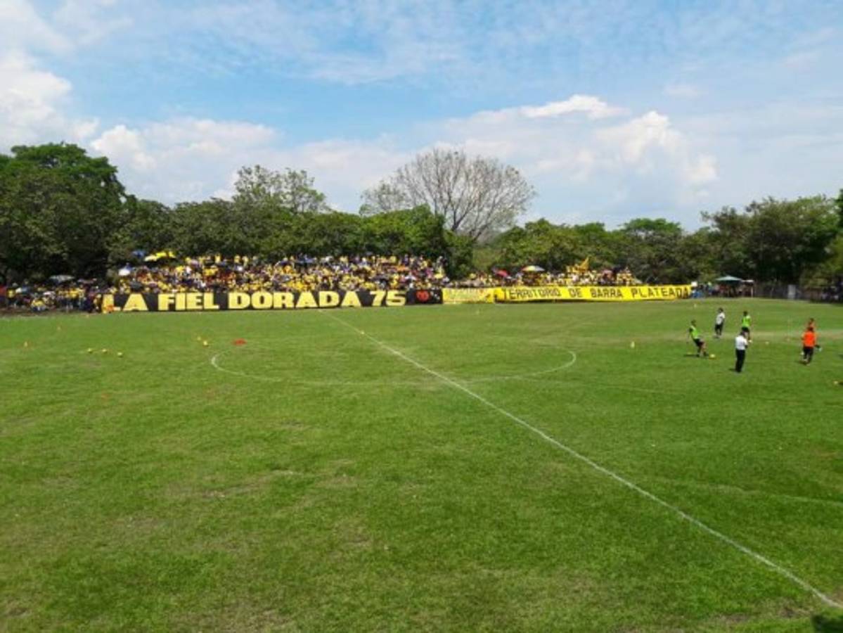 Colapsa gradería previo a juego de semifinal en Segunda División de El Salvador