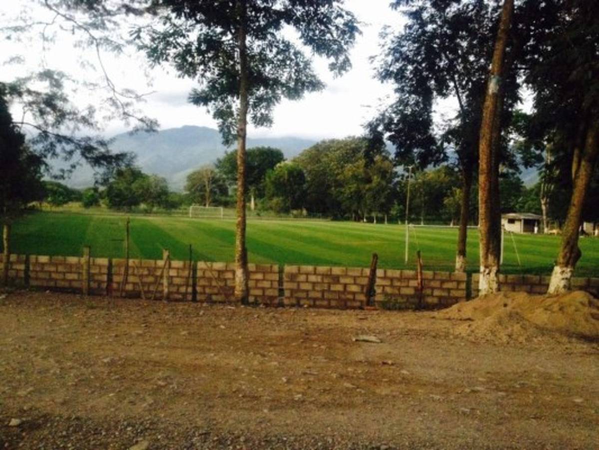 La preciosa cancha donde juegan fútbol burocrático en una aldea de Honduras