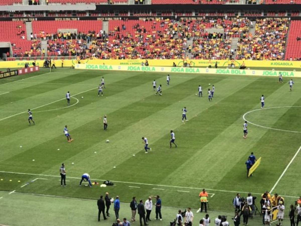 El color: Bonito ambiente en el estadio Beira Río para el Brasil-Honduras