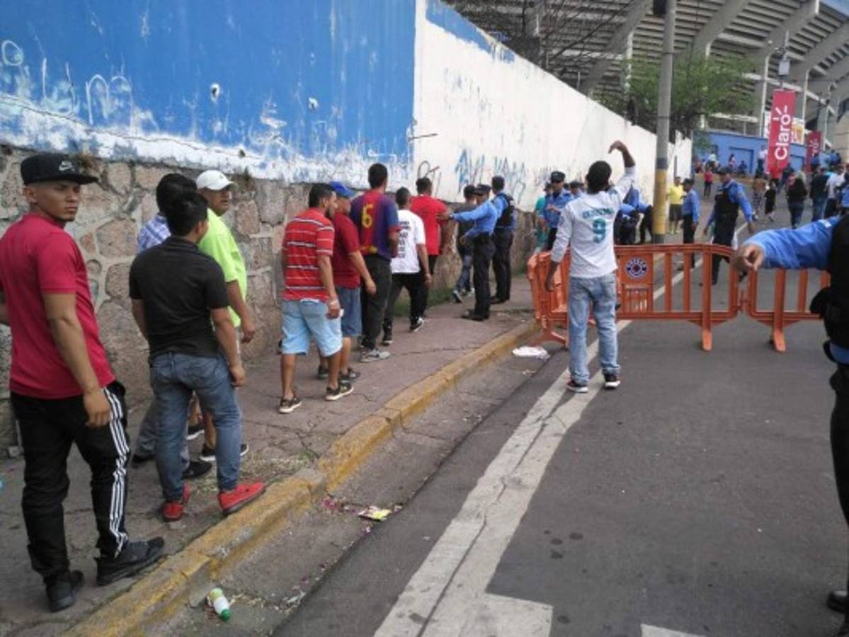 FOTOS: Alta seguridad en el clásico capitalino con tanquetas y fuertes retenes