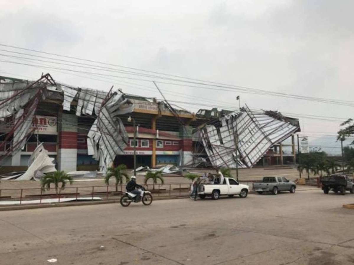 EN FOTOS: Tormenta deja destruido techo del estadio Juan Ramón Brevé