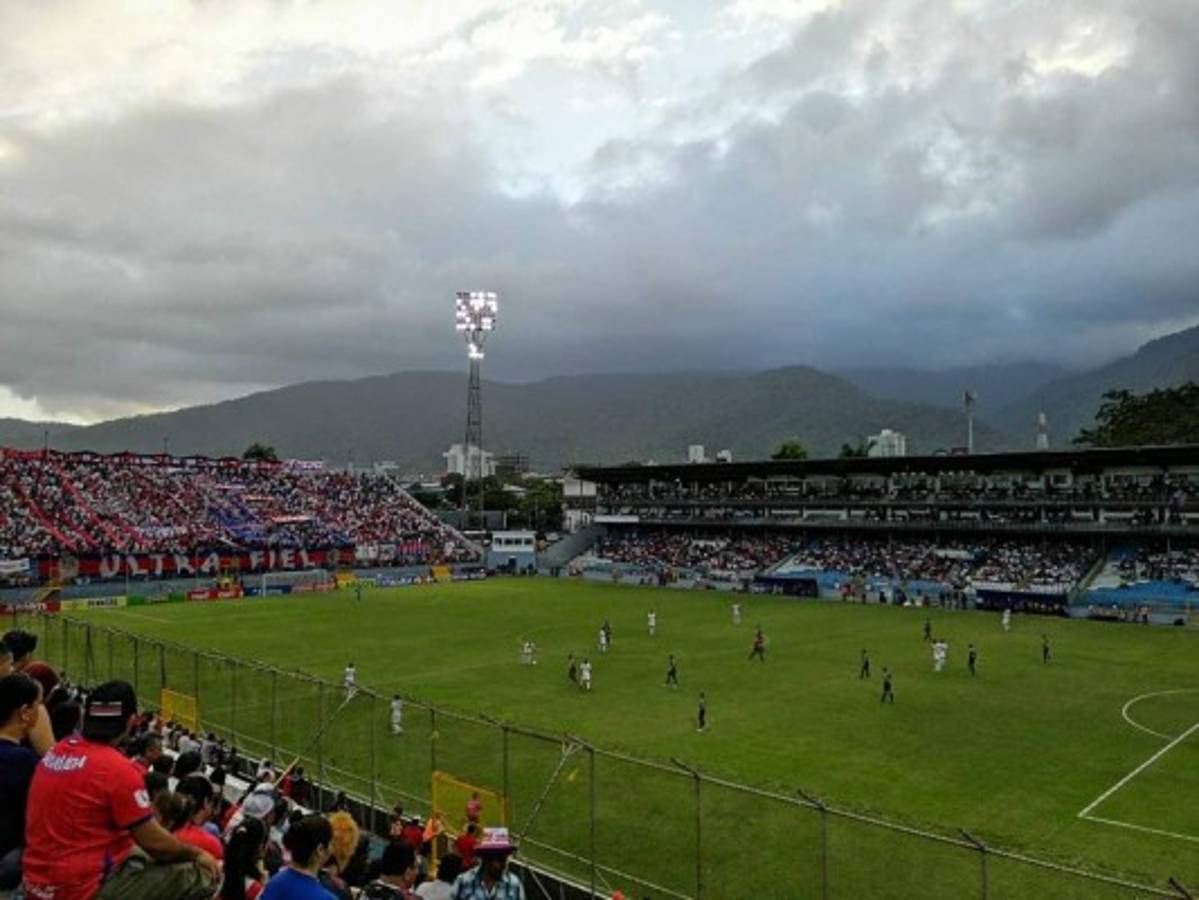 Olimpia desborda la locura de sus fanáticos en el Estadio Morazán