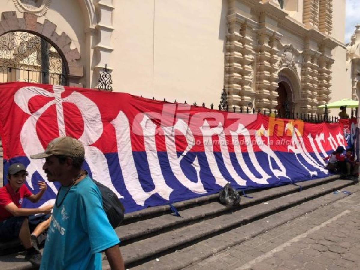 ¡AMBIENTAZO! La Ultra Fiel y su recorrido al estadio Nacional previo al Olimpia-Motagua