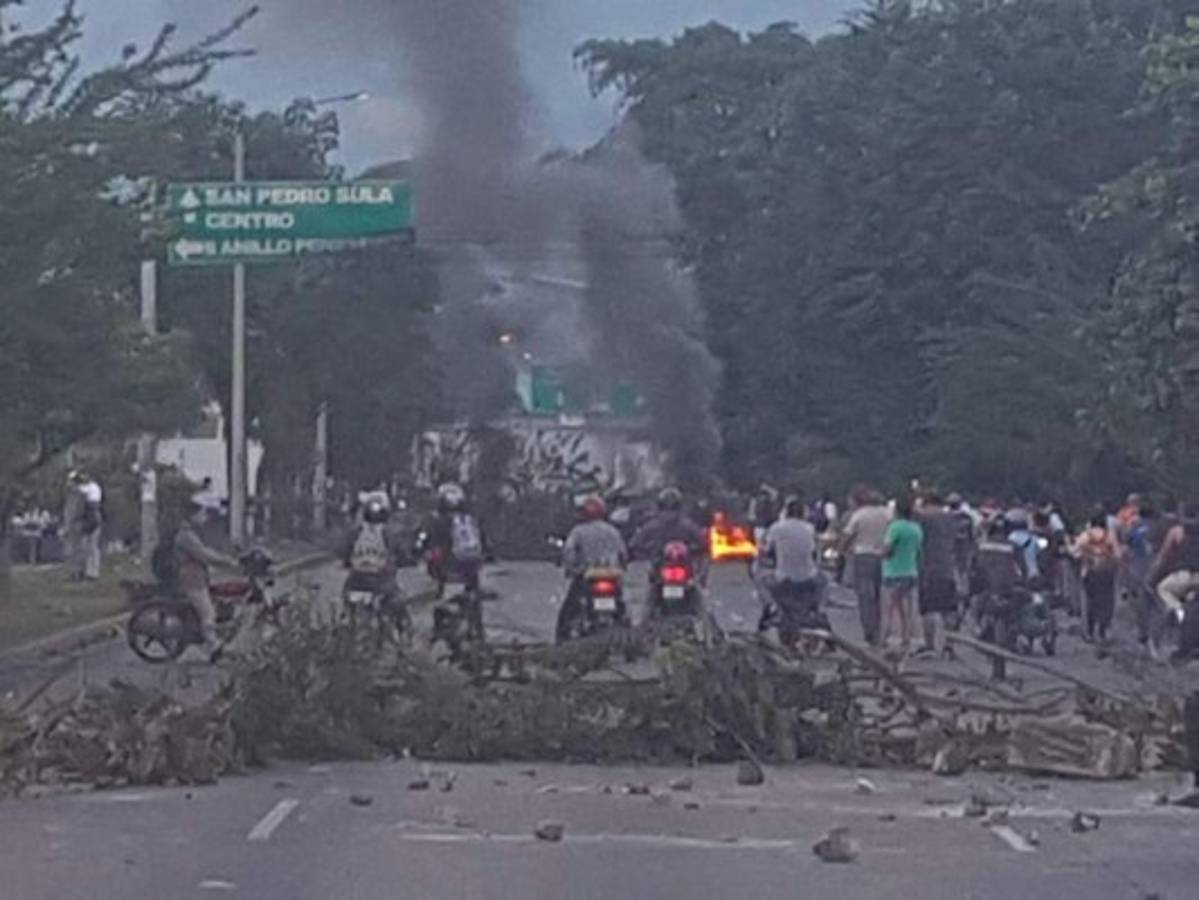 EN FOTOS: Carros quemados y carreteras tomas en casi toda Honduras