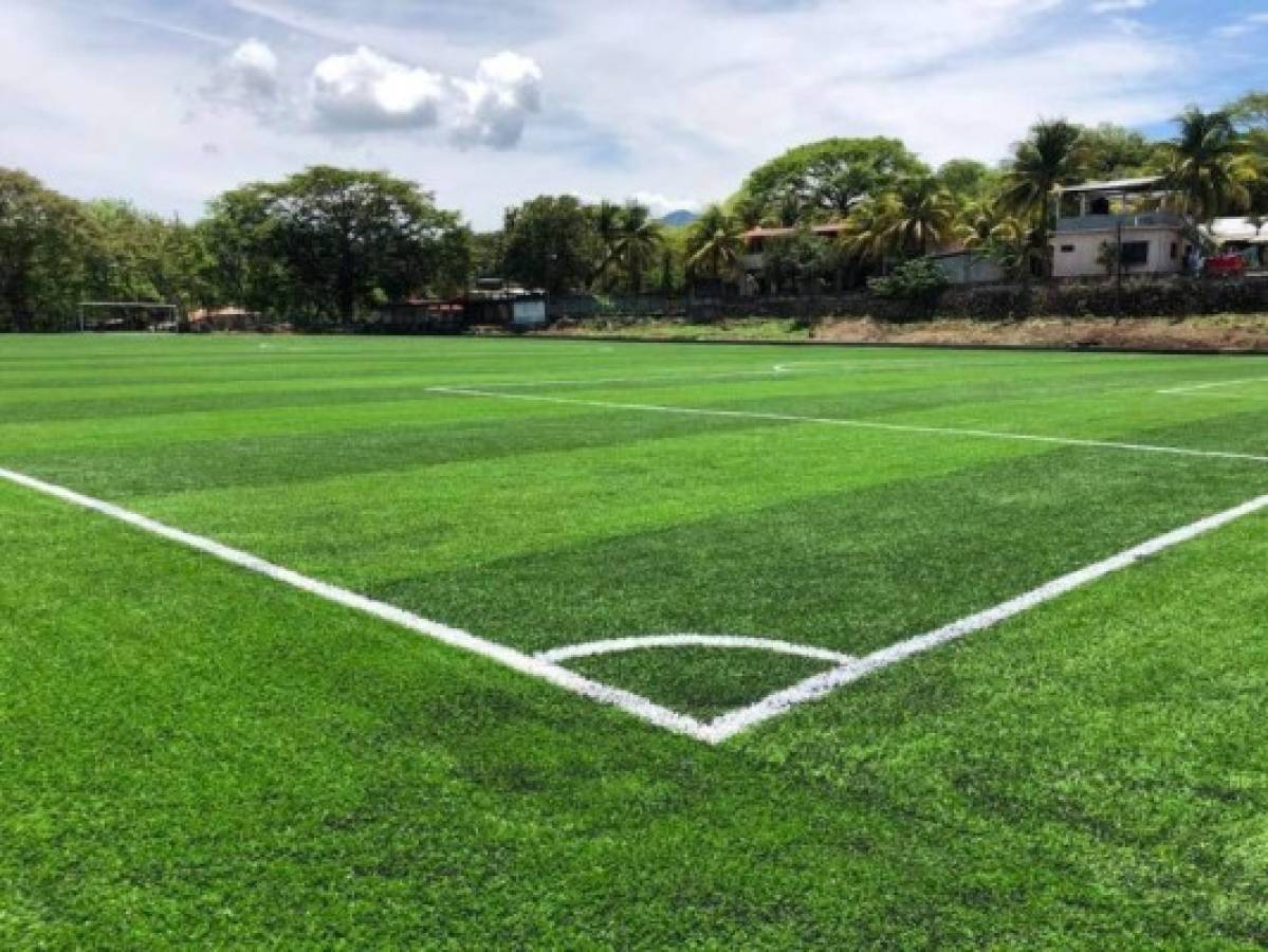 El hermoso campo de fútbol de grama sintética que hay ahora en Amapala, Valle