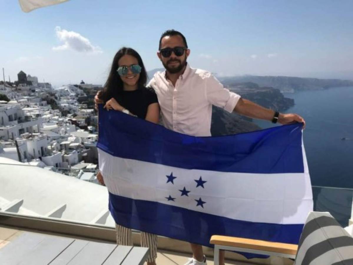 ESPECTACULAR: Las vacaciones del hondureño Alfredo Mejía en Santorini, paraíso griego