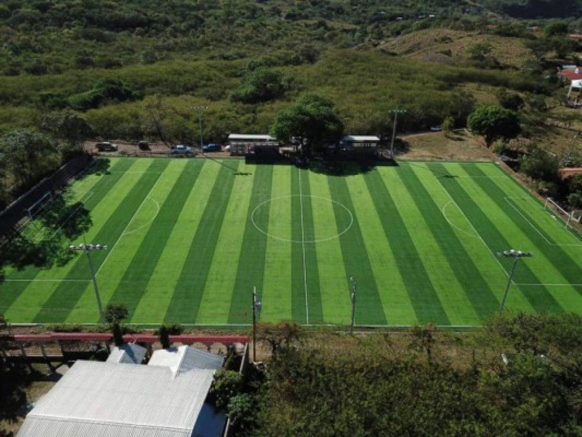 El bonito campo de fútbol en Caridad, Valle, con grama sintética y donde se jugará burocrático