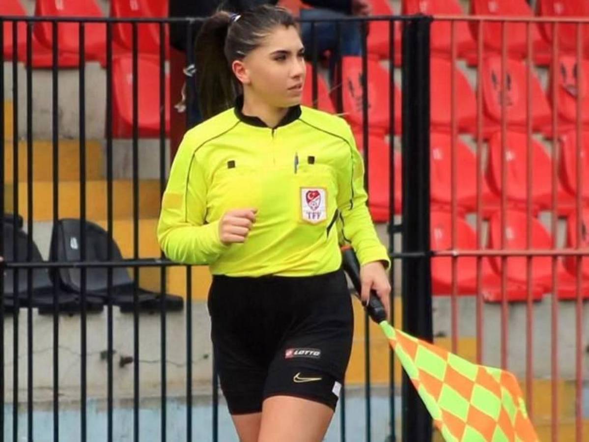 Árbitra acusada de protagonizar polémico video sexual rompe el silencio y aclara todo tras ser suspendida del fútbol