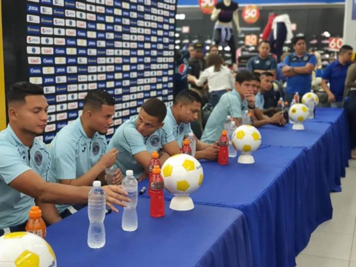 Dos chicas hermosas: Afición del Motagua acuerpa a su equipo previo al clásico ante Olimpia