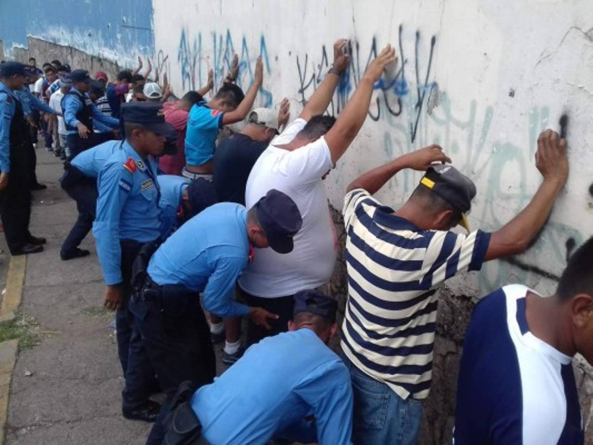 FOTOS: Alta seguridad en el clásico capitalino con tanquetas y fuertes retenes