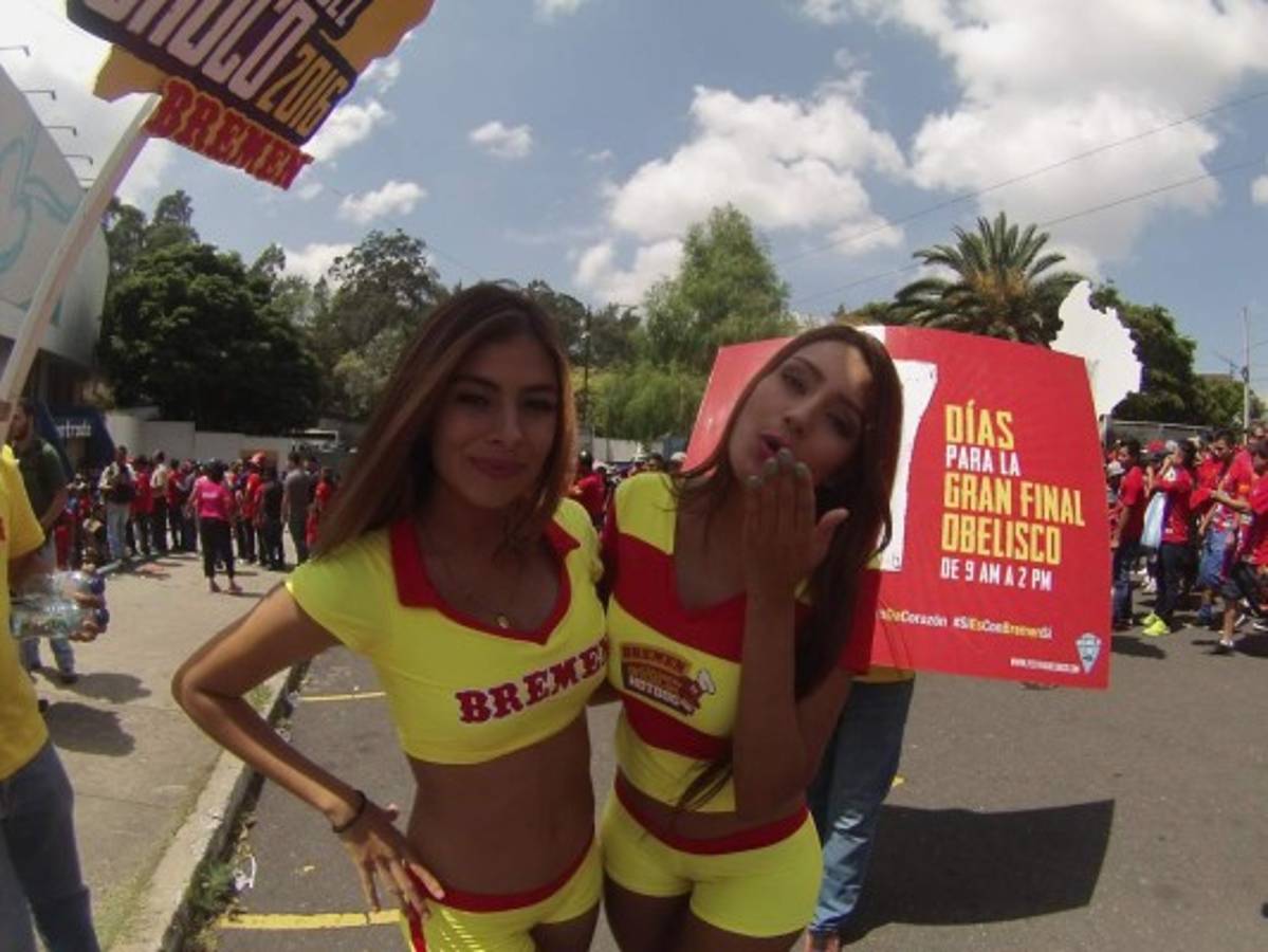 Bellas modelos engalanaron la vuelta de semis entre Municipal y Comunicaciones