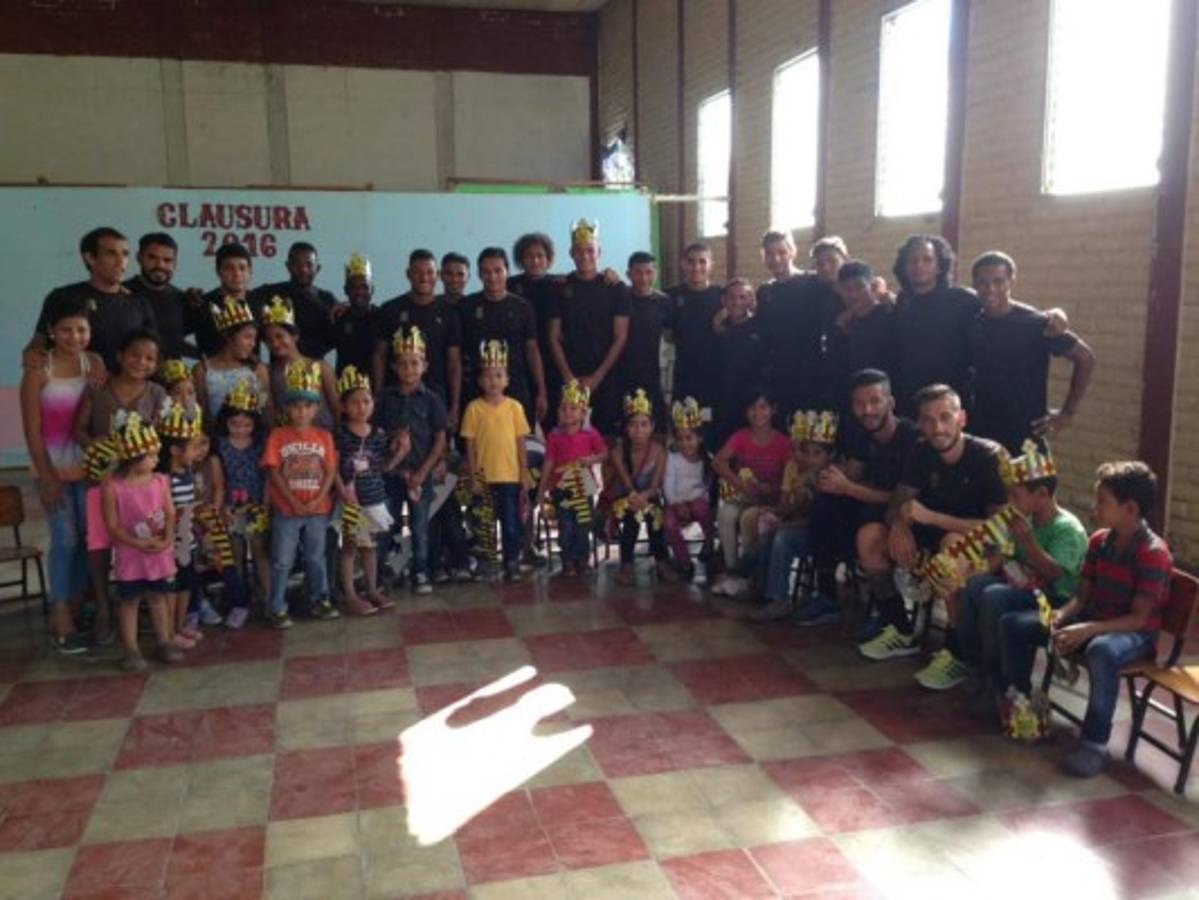 Platense y Real España reparten alegría a niños antes de Copa Presidente