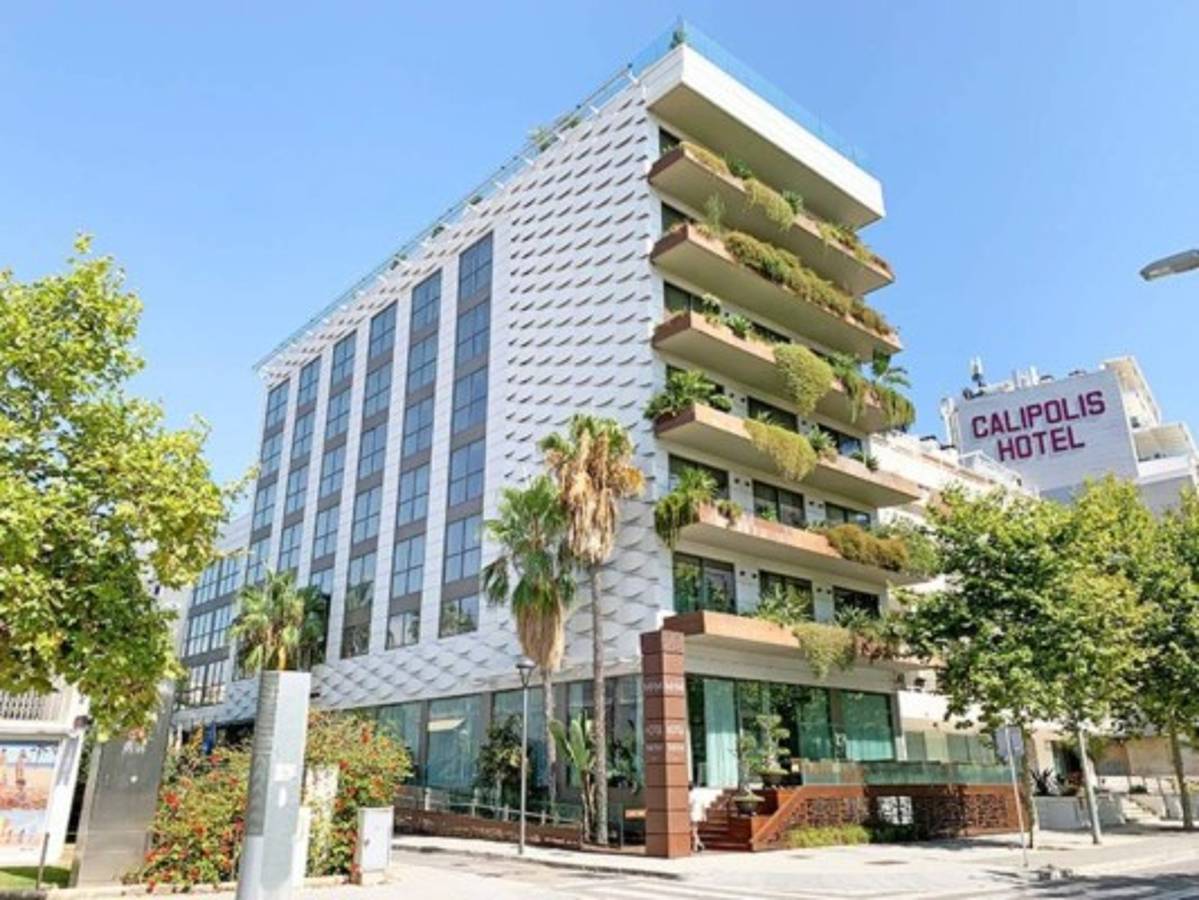 Por dentro y por fuera: así es el hotel de Messi que será demolido ¡le costó 30 millones de euros!