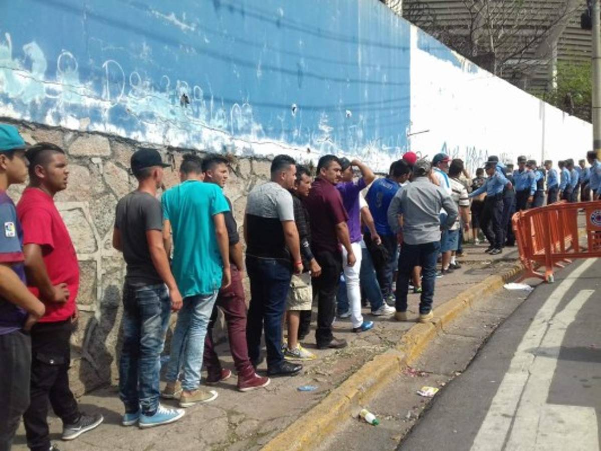 FOTOS: Alta seguridad en el clásico capitalino con tanquetas y fuertes retenes