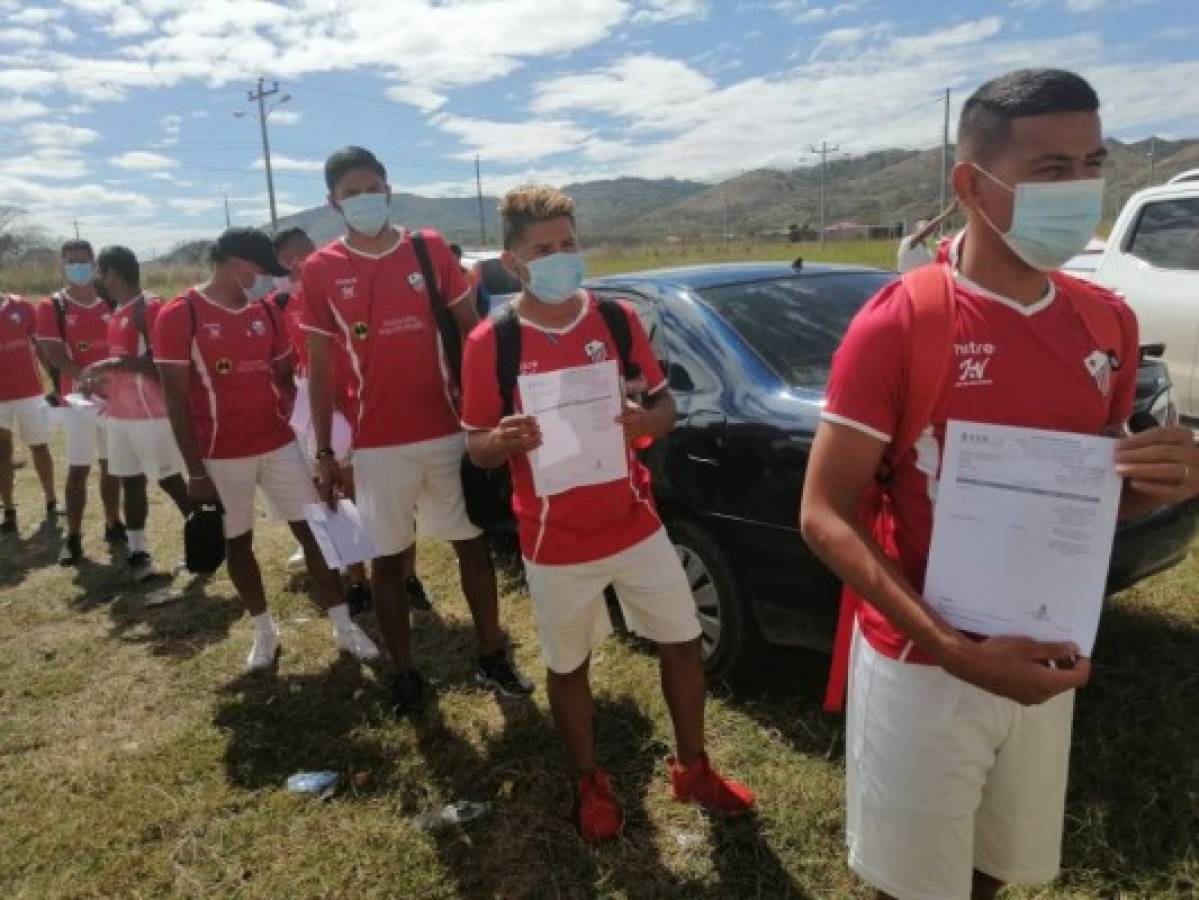 Fotos del Ascenso: Presidente del Savio subido en un muro, fila con examen covid y medidas de bioseguridad