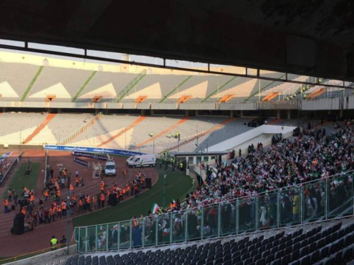 Euforia total: Por primera vez, mujeres asisten a un partido oficial de futbol en Irán