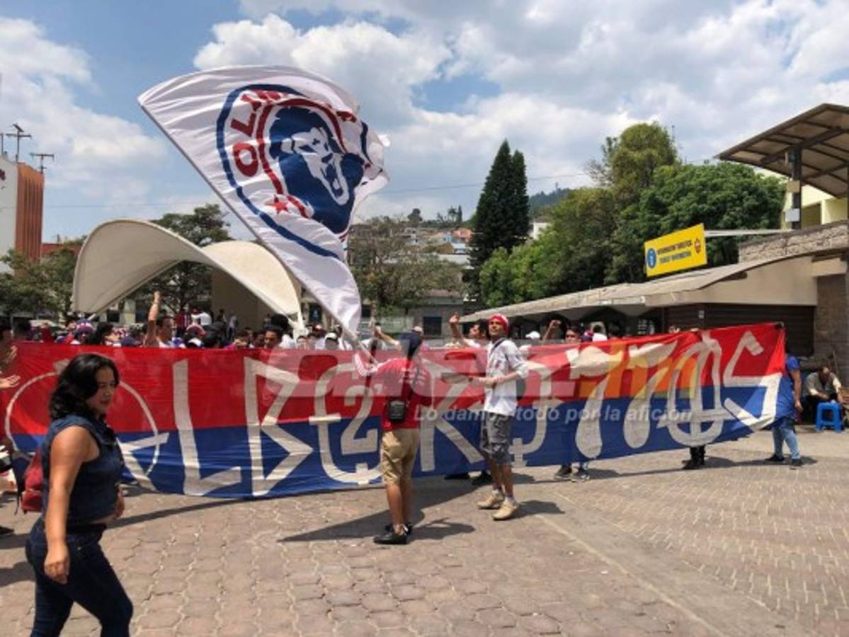 ¡AMBIENTAZO! La Ultra Fiel y su recorrido al estadio Nacional previo al Olimpia-Motagua