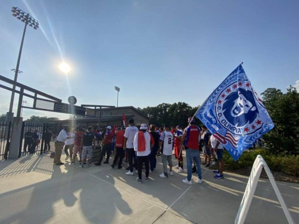 ¡El invasor que detuvó seguridad! Así se vivió en imágenes el amistoso entre Olimpia-Motagua en Charlotte