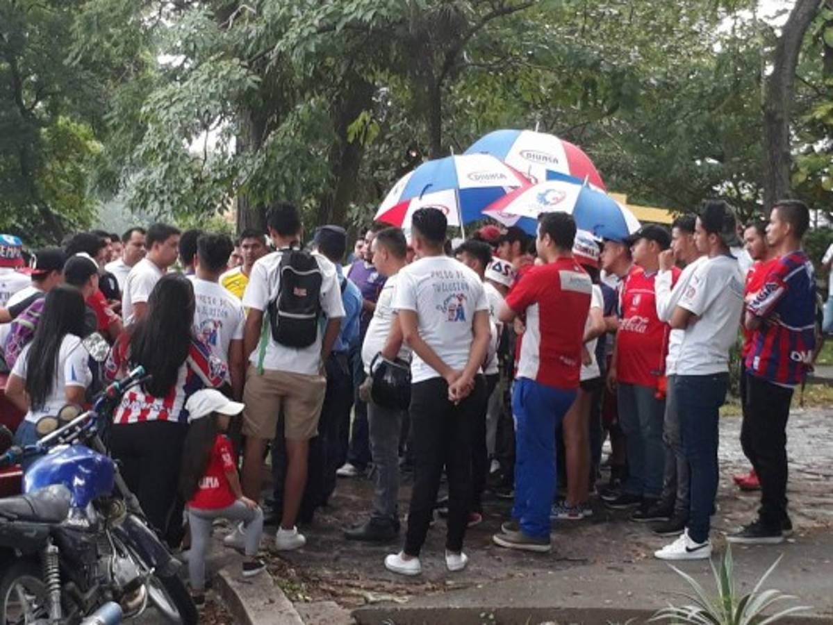 ENORME: La barra del Olimpia arropa al equipo previo a la final ante Santos