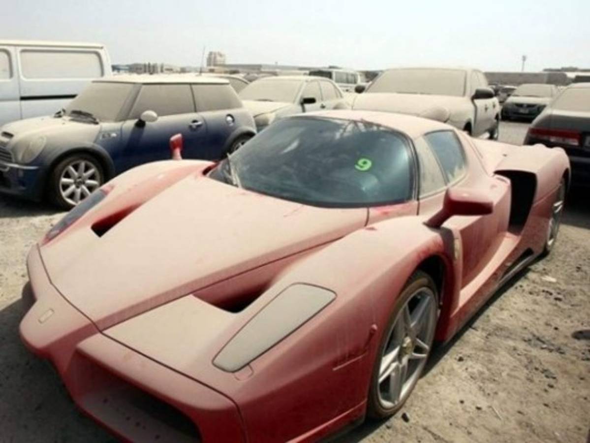 Lujosos autos deportivos están en el abandono en calles de Dubai