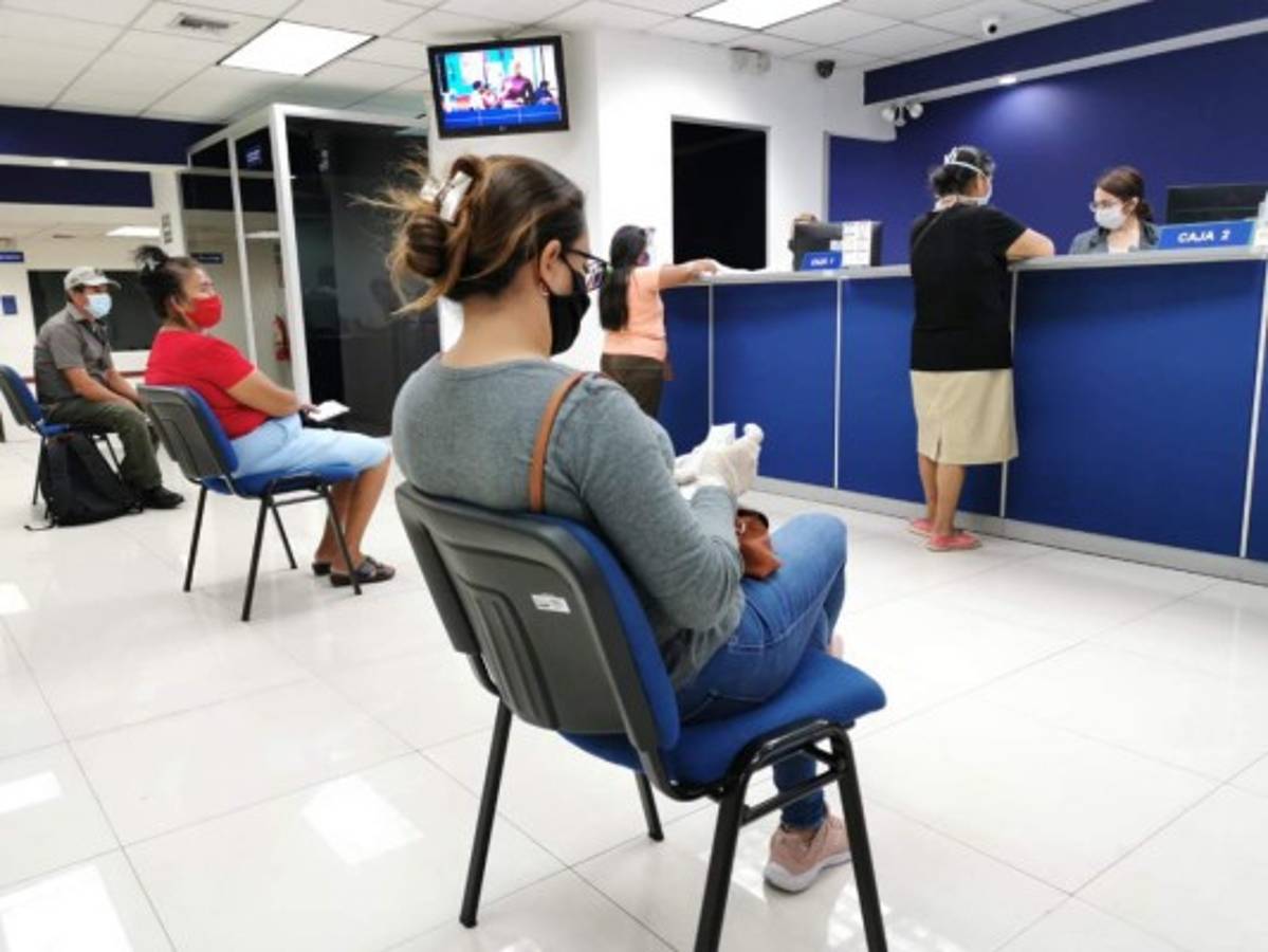 Salvadoreños comienzan a acatar la medidas de distanciamiento y Nayib Bukele lo presume