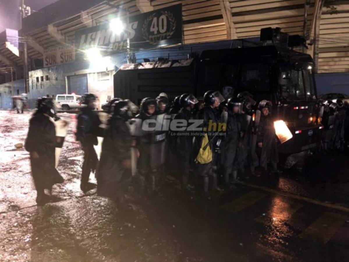¡Muertos, heridos y desmayados! El caos dentro y fuera del Estadio Nacional