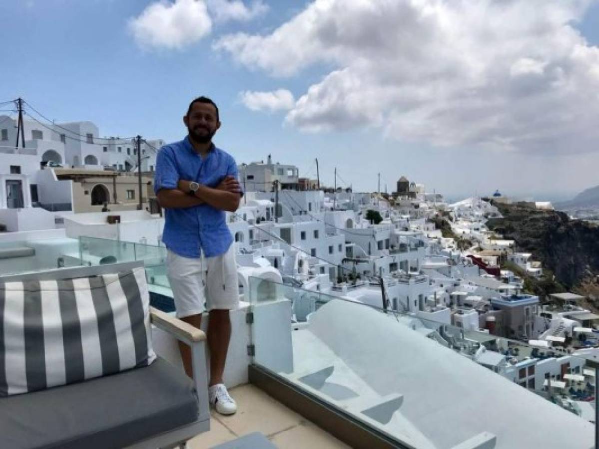 ESPECTACULAR: Las vacaciones del hondureño Alfredo Mejía en Santorini, paraíso griego