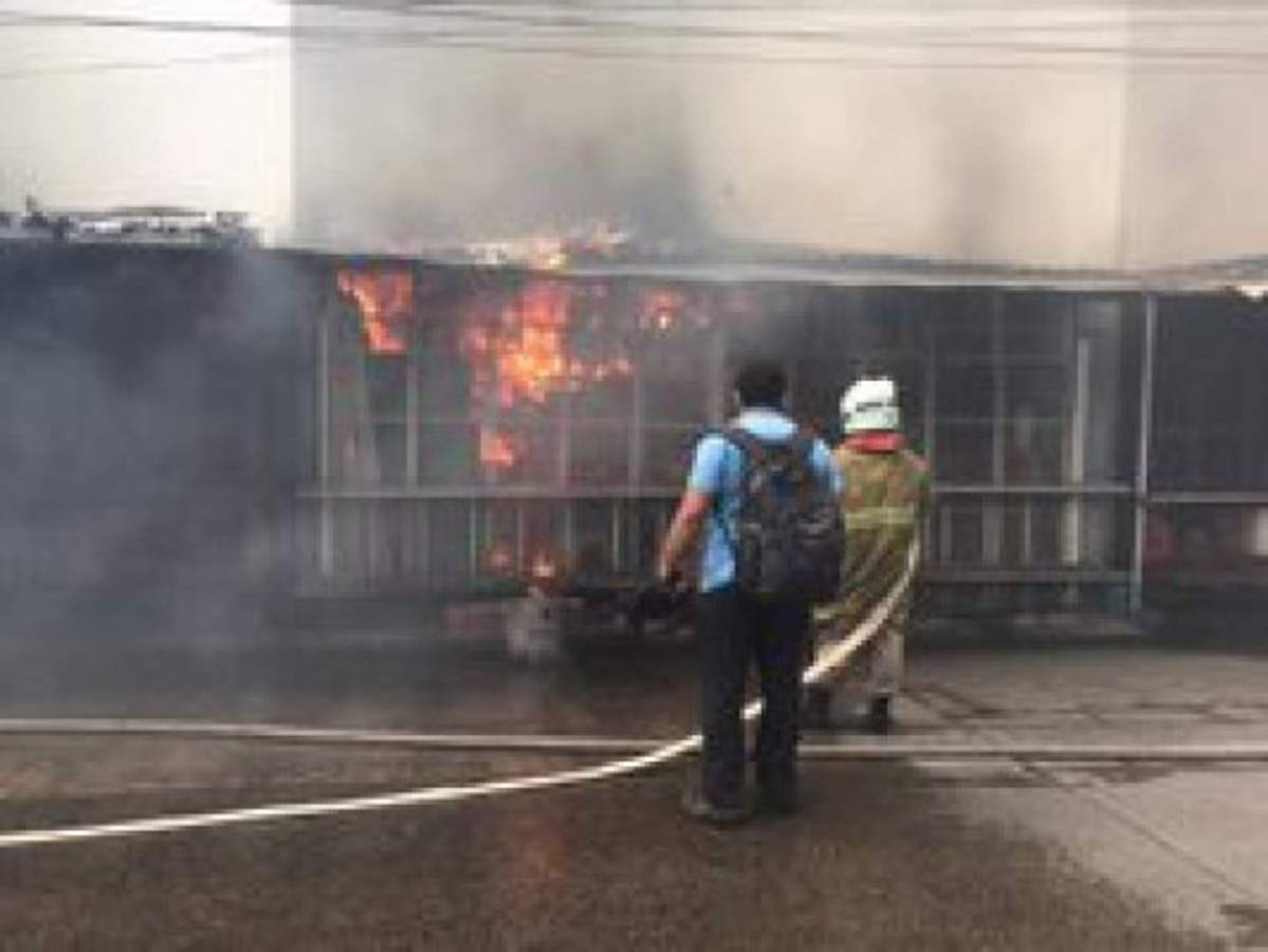 Primeras imágenes del brutal incendio en el mercado Guamilito de San Pedro Sula