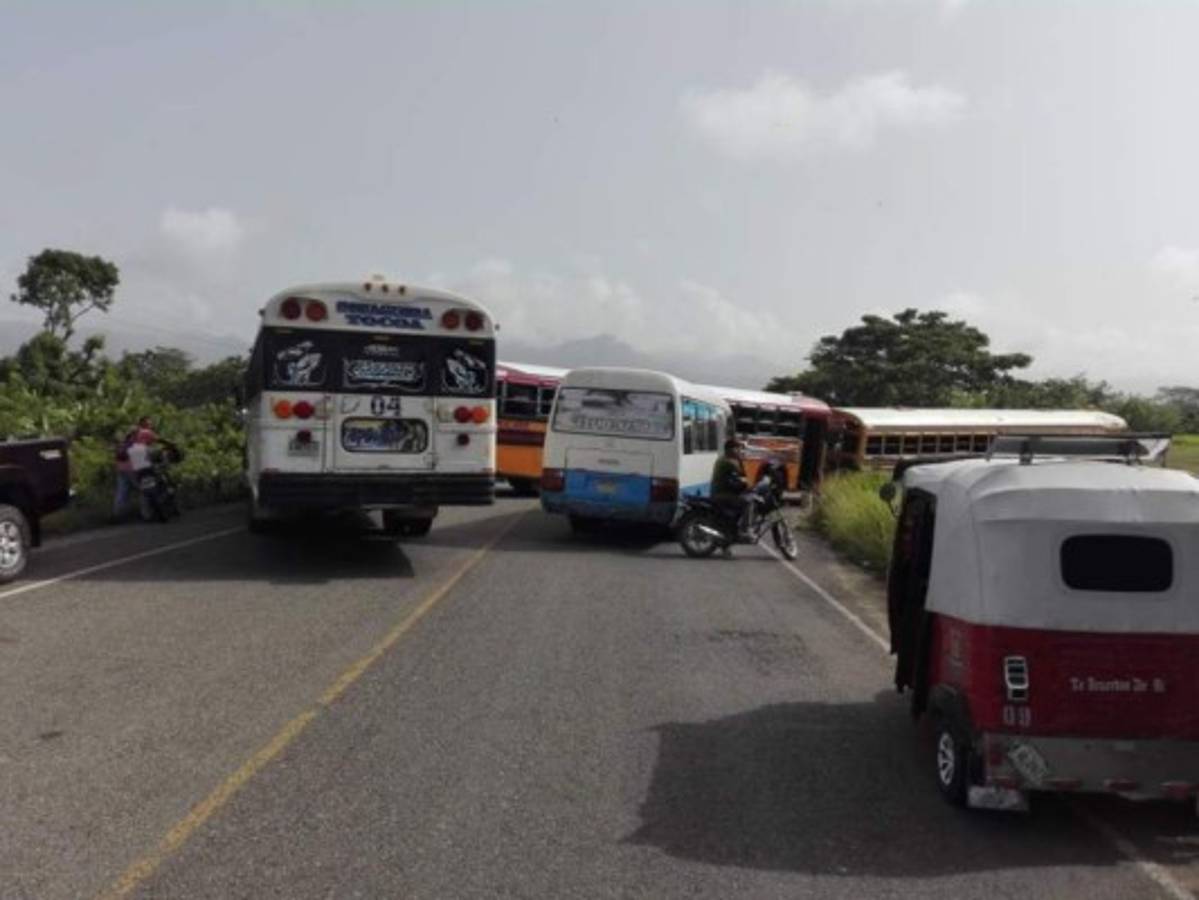 FOTOS: Carreteras bloqueadas por paro de transportistas de Honduras