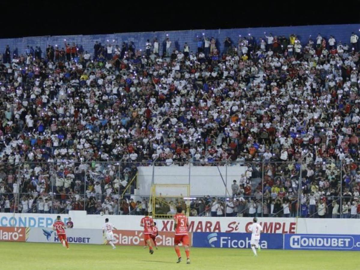 Beso de Troglio a la figura, “Chelito” se roba el show y ¿quién es la vendedora que cautivó en juego del Olimpia?