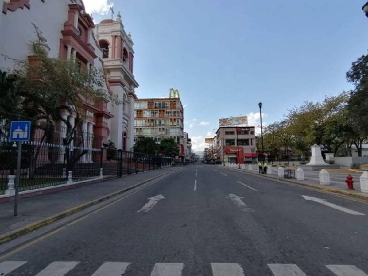 ¡Calles solitarias y vallas! Así luce San Pedro Sula durante toque de queda absoluto