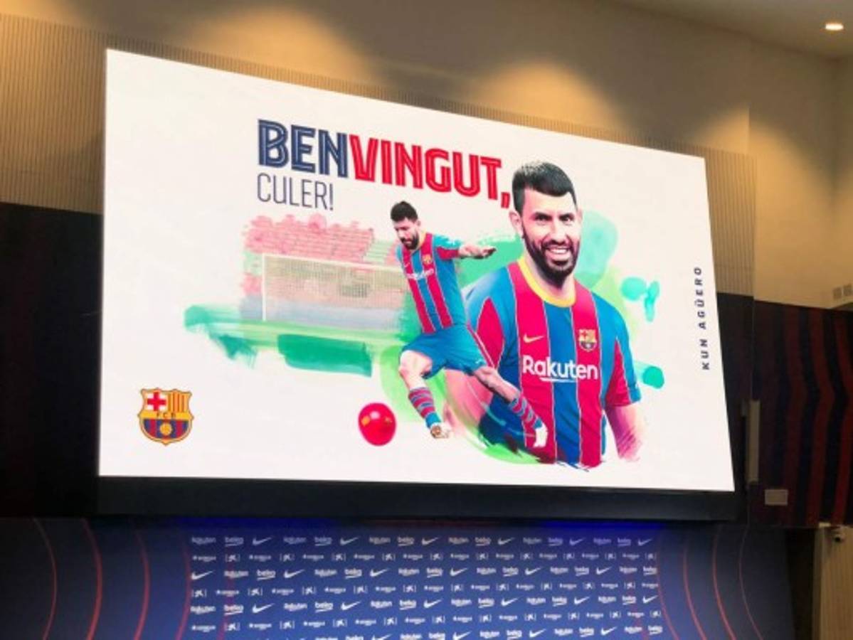 Las imágenes de la presentación del Kun Agüero en Barcelona: Gesto de Laporta y firma de contrato