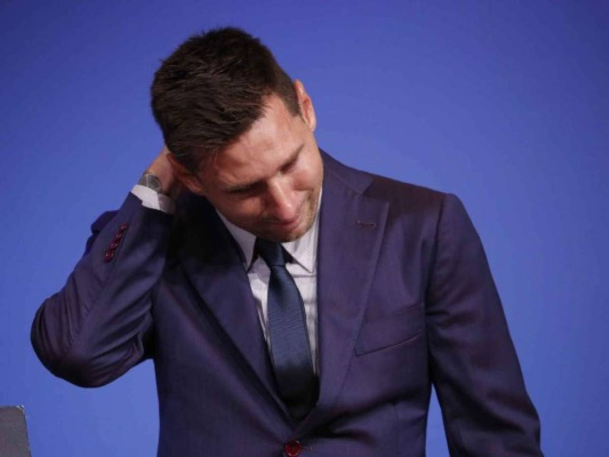 Las desgarradoras imágenes de Messi en su despedida: mar de lágrimas frente a Antonela y leyendas del Barcelona