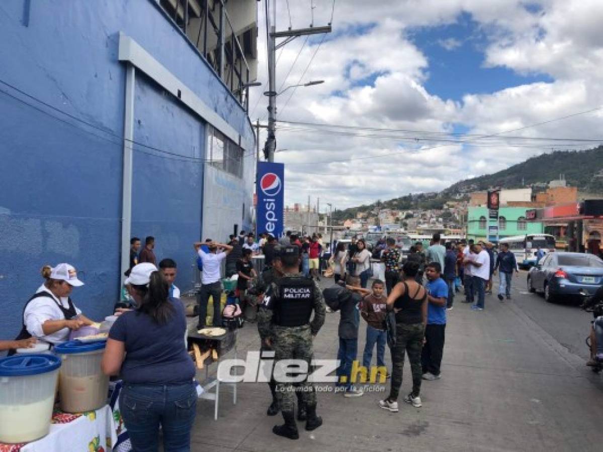 El abrazo a Diego y la elegancia de los árbitros: El ambientazo que se vive en el estadio Nacional