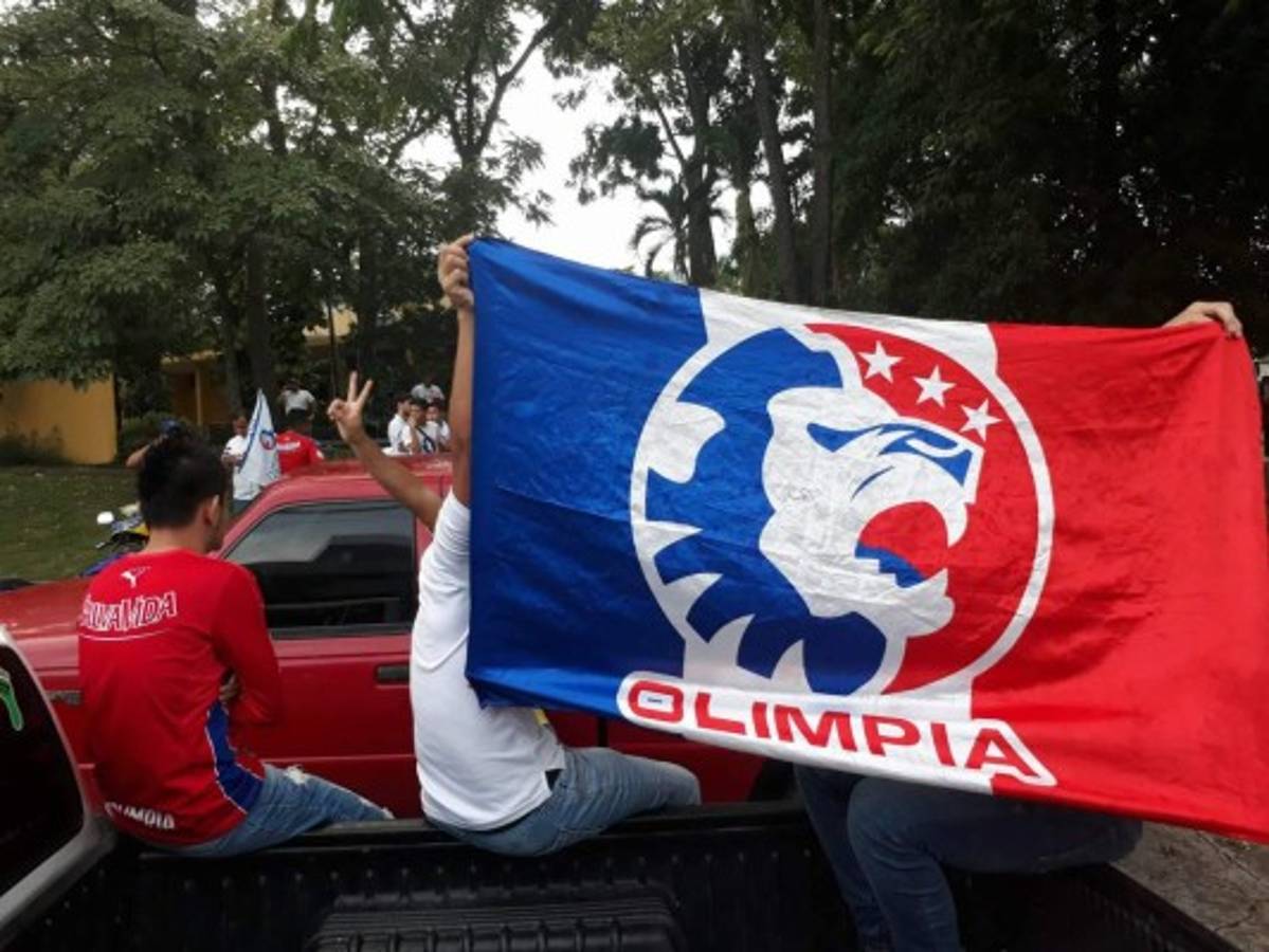 ENORME: La barra del Olimpia arropa al equipo previo a la final ante Santos