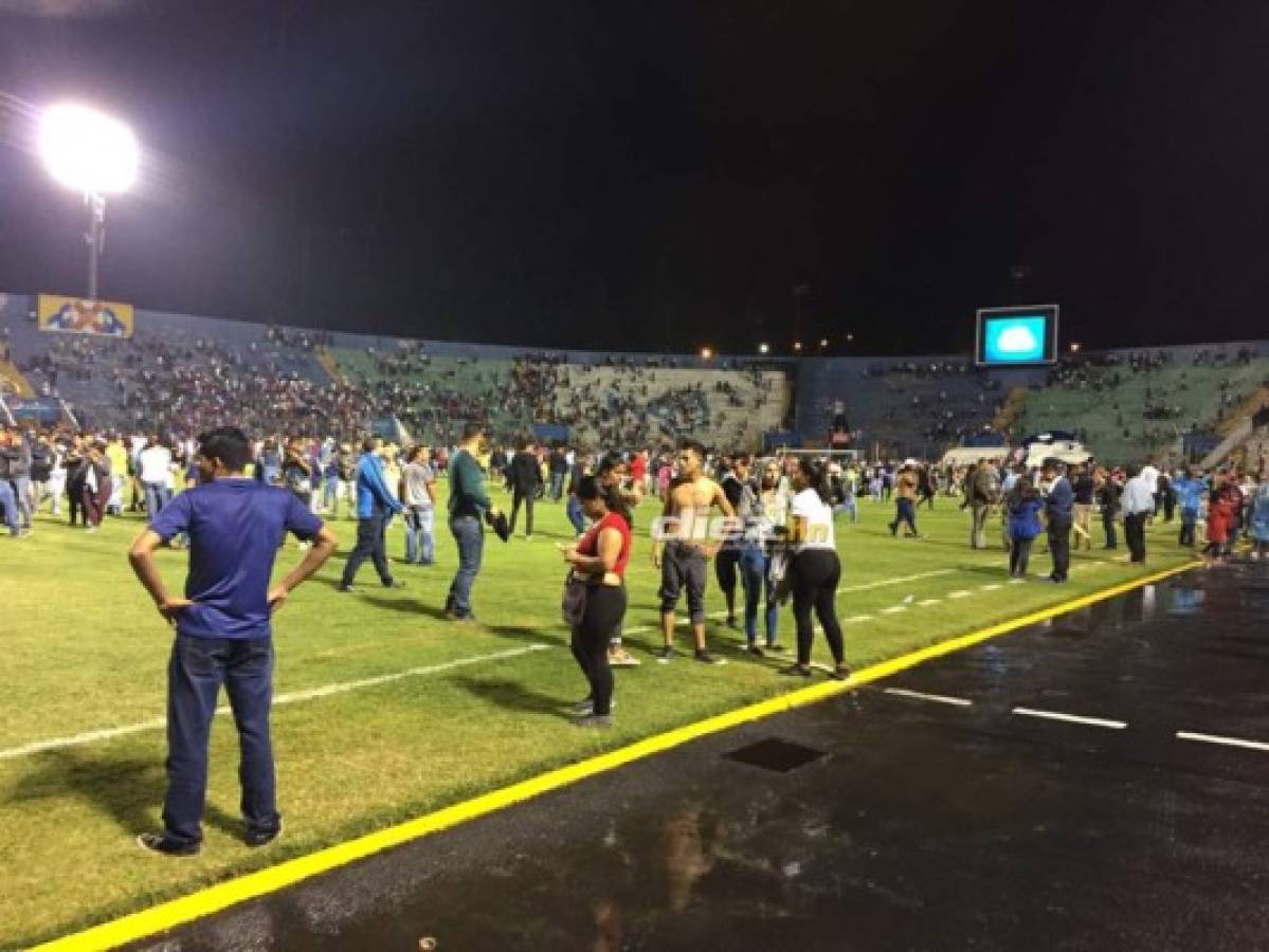 ¡Muertos, heridos y desmayados! El caos dentro y fuera del Estadio Nacional