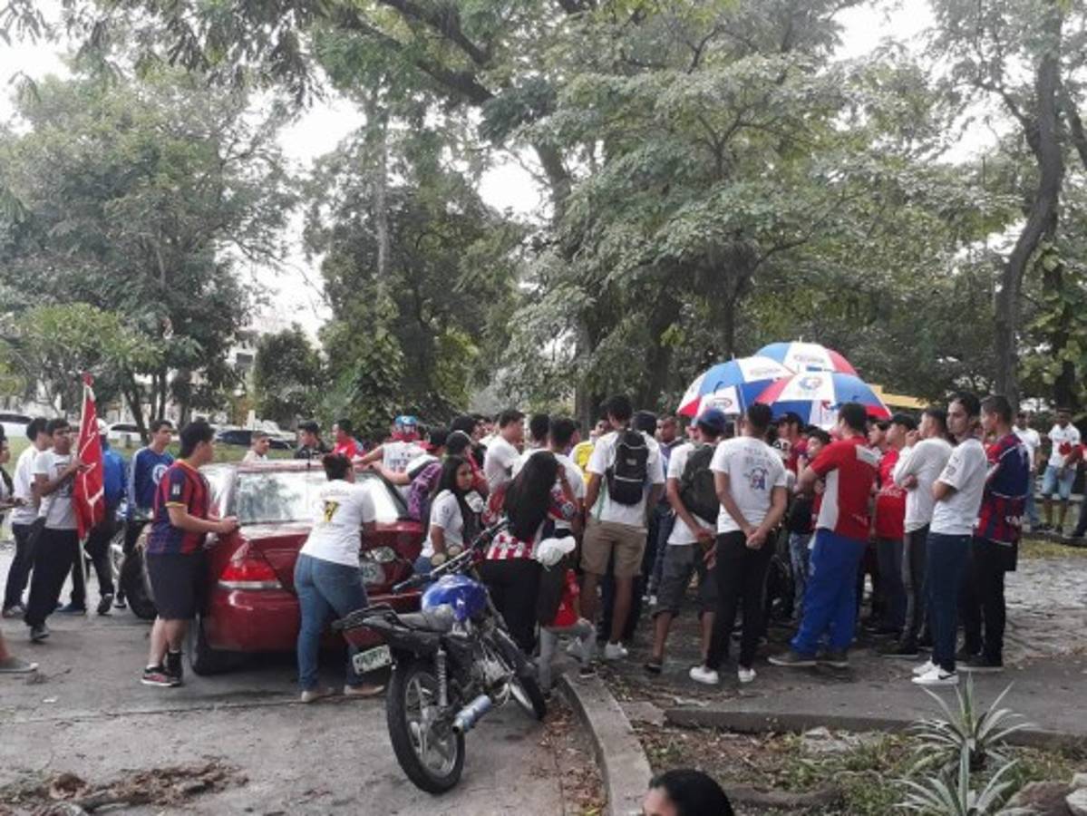 ENORME: La barra del Olimpia arropa al equipo previo a la final ante Santos
