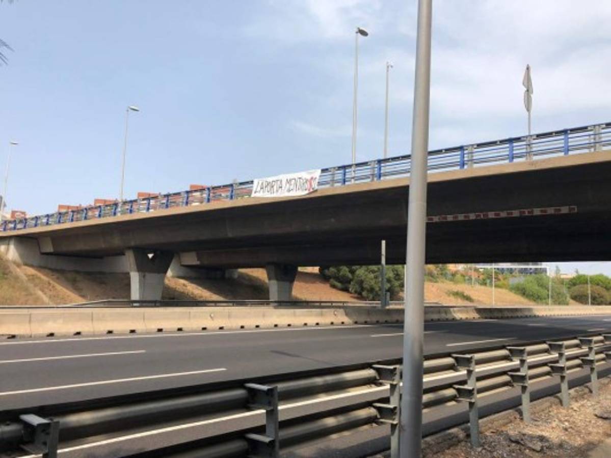 ''Engañaste a D10s'': afición del Barça ataca a Laporta en las afueras del estadio tras el adiós de Messi