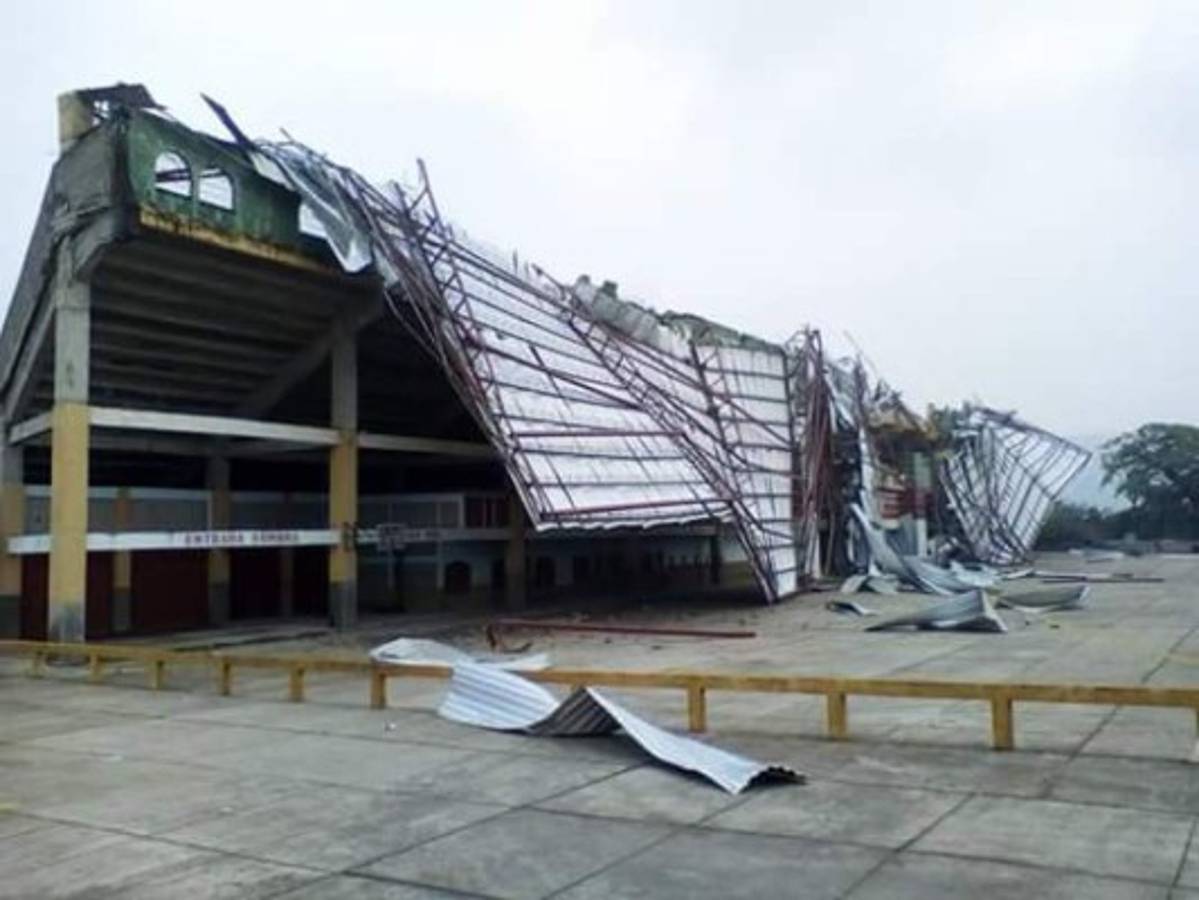 EN FOTOS: Tormenta deja destruido techo del estadio Juan Ramón Brevé
