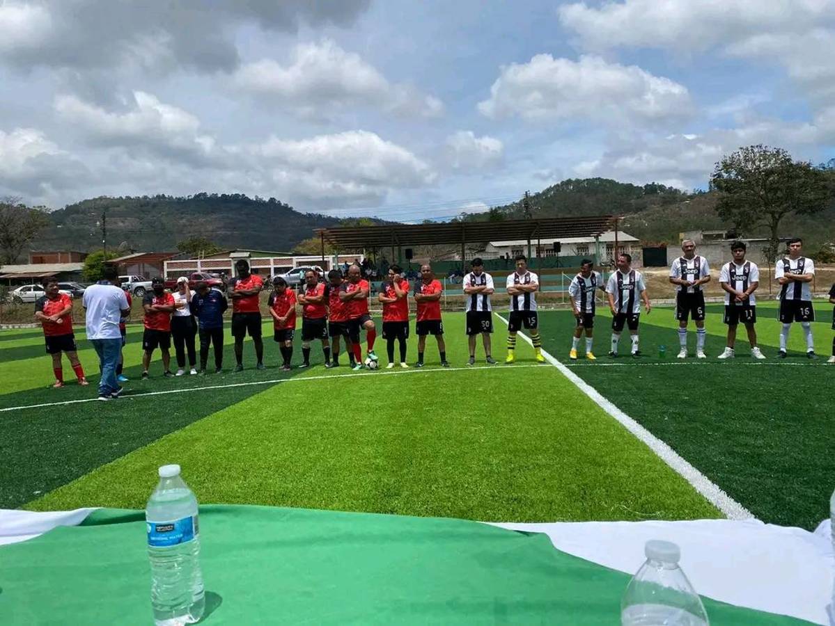Después de ser un tierrero a esto: Inauguran hermoso campo de fútbol sinténtico en Marcala, La Paz