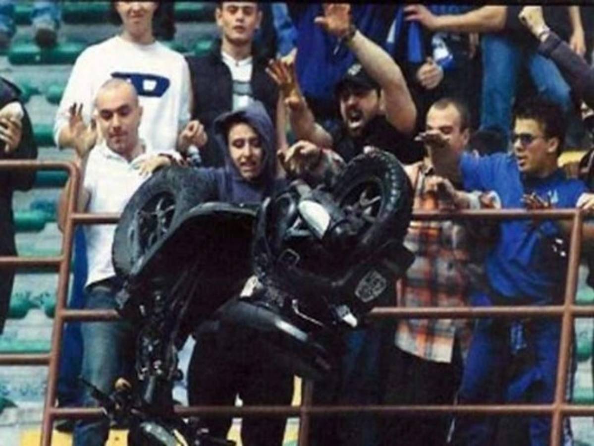 TOP: Las cosas más raras que han lanzado a un campo de fútbol