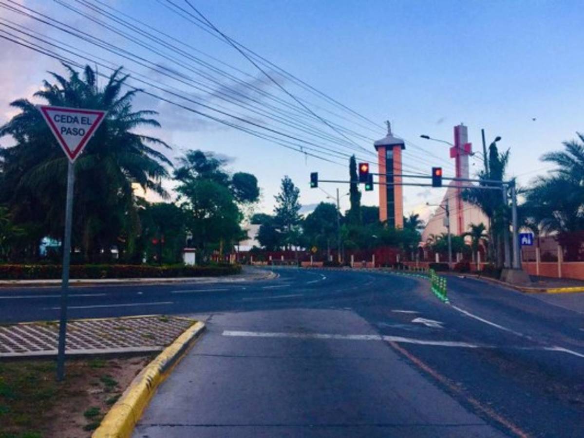 ¡Calles solitarias y vallas! Así luce San Pedro Sula durante toque de queda absoluto